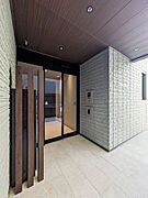 共用玄関ドアはオートロック仕様です。