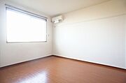 【北側洋室：6．4帖】あると嬉しいエアコンを備えた洋室は、画鋲や釘を使わずに、ちょっとした物かけに大変便利な化粧幕板付き♪