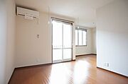 【ＬＤＫ：11．9帖】深みのあるブラウンの床材と建具が、しっとりとした落ち着きのある大人の雰囲気を醸し出します♪南面にはエアコン付き♪