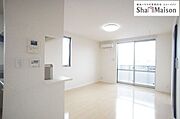 ■インターホン■　来訪者を音声と映像で確認することが可能なカラーモニタ付きインターホンで安心を提供。