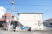 西側の道路から見た物件。道路側に入居者様専用のゴミ置場がございます。