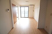 ■ＬＤＫ■ハイサッシを採用した開放感のあるリビングです♪嬉しいＬＥＤ照明・エアコン付きで入居時に持ち込み・購入頂く必要ございません。
