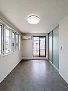 居室はＬＥＤ照明・エアコン付で初期費用を軽減できます♪開口部の窓も大きく開放的なリビング♪