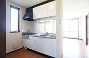 ☆キッチン☆対面式になっており、ＴＶを見たり会話しながら料理を楽しめます♪吊り戸棚も付いて、収納力も○♪