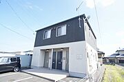 北側からの物件全景。2トーンの外壁がポイントです。