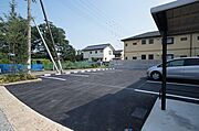 各世帯駐車場2台無料です。