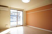 リビングは照明器具付きです。アクセントクロスが印象的な部屋となりました。