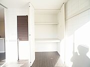 ☆収納☆奥行きがあり、天井部まで効率的に利用できる収納付き。