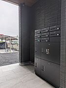 【共用玄関】共用玄関前に宅配ボックスと共用ポストがございます。屋根付きで雨に濡れずにお荷物をお受け取りいただけます。