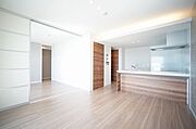12．5帖ゆったりリビング。キッチンの下がり天井に間接照明がございます。
