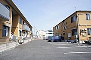 【駐車場】敷地全体の状況です。並列駐車全世帯2台付です。