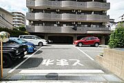 敷地内駐車場。利用状況については（有）ヒロックス大宮店までお問い合わせください。