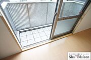 ■バルコニー■　パンチングタイプのバルコニーは風通しよく、気持ちの良い空気が入ってきます。防犯シャッターもありますので、災害時や長期外出時にも活躍します。