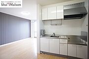 ■キッチン■吊り戸棚を設けた壁付けキッチンは収納力に優れています。水きり台や作業台、布巾掛け等のカウンターとしても活用できる食洗器台も備えてとっても機能的。