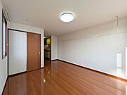 【洋室】南側から撮影。フローリングのお部屋となっております！