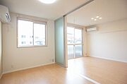 洋室の写真です！！嬉しいエアコンがついております！！寝室等にご使用ください！！