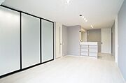 吊戸棚のないオープンカウンターキッチンを配したリビング＆ダイニングは、開放感があり、快適なコミュニケーション空間です♪