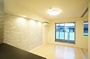【ＬＤＫ】キッチン脇から撮影しました。レンガ調のアクセントクロスをお洒落に照らすダウンライト、ＬＥＤシーリングライト（調色）、エアコン付♪