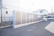 建物西側に、各戸1台ずつ『外部ストッカー』付！！冬用タイヤ等の収納に便利です♪