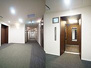 2～4Ｆは共用通路にタイルカーペットを採用し、まるでホテルの様な空間。音の静かなモニター・防犯カメラ付エレベーター。