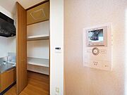 【キッチン収納＆カラーモニタ付インターホン】キッチン脇にある中段棚・枕付の収納と、来訪者の様子を確認できる録画機能付カラーモニターホンです♪