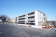 南東側から撮影しました。全23戸の3Ｆ建て積水ハウス施工『シャーメゾン』です♪