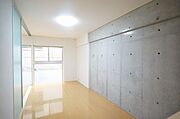 【ＬＤＫ】キッチン脇から撮影しました。『ＬＥＤ照明』と、写真には写っておりませんが手前側に『エアコン』付♪