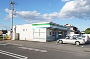 安塚街道を挟んで向かいにあるファミリーマート宇都宮五代2丁目店まで徒歩2分（120ｍ）です♪