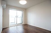 ■ＬＤＫ■明るく開放的なＬＤＫは快適な住空間をプロデュース♪嬉しい居室照明・エアコン付♪※こちらは同一間取の203号室の写真です。