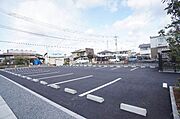 敷地内駐車場は建物西側にございます。