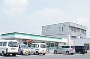 アパートから徒歩10分（約560Ｍ）には、ファミリーマートがあります！嬉しい24時間営業です☆