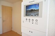 【インターホン】カラーモニター付きインターホンは、録画機能付で不在時の訪問者の確認がとれます。