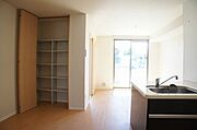 【リビング収納】パントリー（食品保存庫）としても利用可能♪棚の高さ調整可能なので収納するものを選びません。