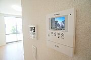 来訪者を声と映像で確認できて女性にも安心を与えるカラーモニター付ドアホン♪録画機能付きで不在時の来訪者も確認できます♪