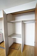 ■収納■　2本のハンガーパイプと机棚を配したクローゼットは天井まで収納できるたっぷりスペース♪