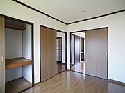 【洋室】北側5．4帖の洋室です。棚付き収納もございます。