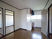 【ＤＫ】7．3帖のＤＫです。各部屋へとつながっております。