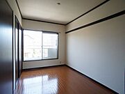 【洋室】南側5．4帖の洋室です。壁には化粧幕板が付いており、ちょっとした物かけに紅です。