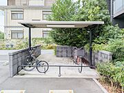 雨の日の駐輪も安心の屋根付きサイクルポート完備♪