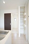 キッチンの横には可動棚付きの便利な収納セットが付きます
