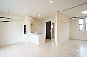 ＬＥＤのダウンライトがお部屋をお洒落にしています。洋室との続きで広々と使えます。