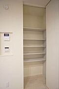 リビングダイニングキッチンにはうれしいパントリーをご準備。可動棚式ですので用途は広く、食品庫以外にも日用品のストック、掃除用具入れとしてのご利用も可能です。