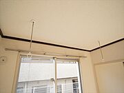 天井には雨の日や花粉の時期でも洗濯物を干せる設備（ホスクリーン）が付いてます（使用しない際は取り外せます）♪