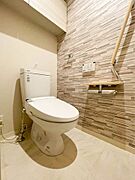 ■トイレ■　扉付きの収納棚があり表に出したくないトイレ収納もすっきり収納できます。