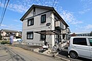 敷地内にゴミ置場、駐輪場、駐車場があります。