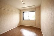洋室。室内物干しがあります。