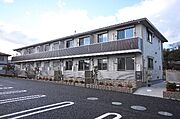 緑のあるシャーメゾンガーデンズ物件です。歩車道分離で安全に配慮した設計です。