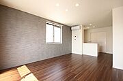 リビングには黒を基調としたアクセントクロスを採用♪エアコンも1台付きです☆