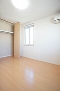 【洋室(2)】北側の洋室◆角部屋の利点を生かして、北側と西側2か所に窓があり、日当たり良好です！エアコン・天井照明・天井高のクローゼットがある充実したお部屋です♪