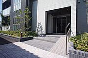 建物の共用エントランスです。宅配ＢＯＸ、自動ドアのオートロックがございます。